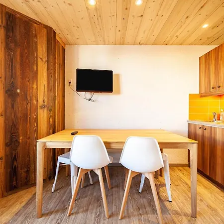 Pour 5 - Avec Piscine Et Apartment *